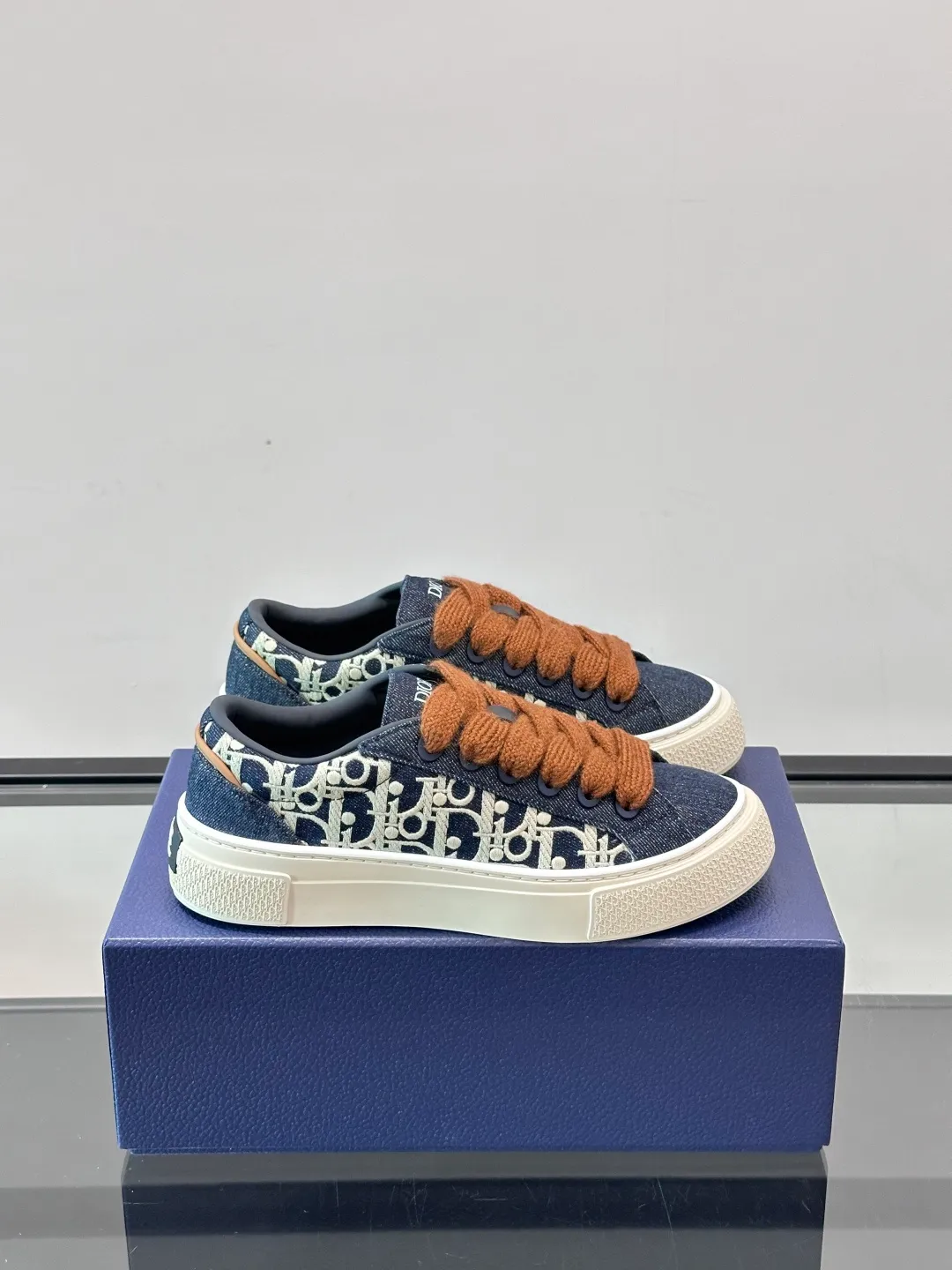 Men's men's shoes 💰p440 "Dio～r" 🆕This B33 sneaker is a new interpretation of the classic tennis shoe, with a fashionable silhouette that highlights a heavy texture. Crafted from cow leather with Oblique print, it's unique with a padded tongue embellished with the Dior signature, wide mohair laces and tonal brass eyelets with a matte finish. Rubber sole with Oblique print effect, enhanced by a contrasting Dior 30 Avenue Montaigne signature on the rear. It adds a stylish touch to a casual look.  Size: 38-44 (45 customized)